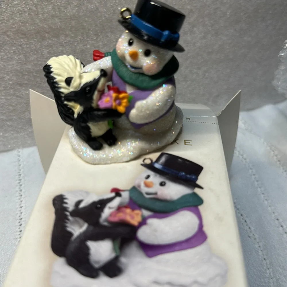 Hallmark snow buddies ornament 2000 6/9 in a series snowman and skunk